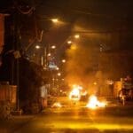 אש ברחובות חיפה במהלך התפרעות פרו-פלסטינית בשדרות בן גוריון 11/5/21 (צילום: שי רגב)
