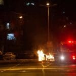 אש ברחובות חיפה במהלך התפרעות פרו-פלסטינית בשדרות בן גוריון 11/5/21 (צילום: שי רגב)