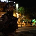 שוטרים בפעולה במהלך התפרעות פרו-פלסטינית בשדרות בן גוריון 11/5/21 (צילום: שי רגב)