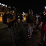 שוטרים בפעולה במהלך התפרעות פרו-פלסטינית בשדרות בן גוריון 11/5/21 (צילום: שי רגב)
