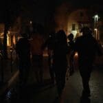 שוטרים בפעולה במהלך התפרעות פרו-פלסטינית בשדרות בן גוריון 11/5/21 (צילום: שי רגב)