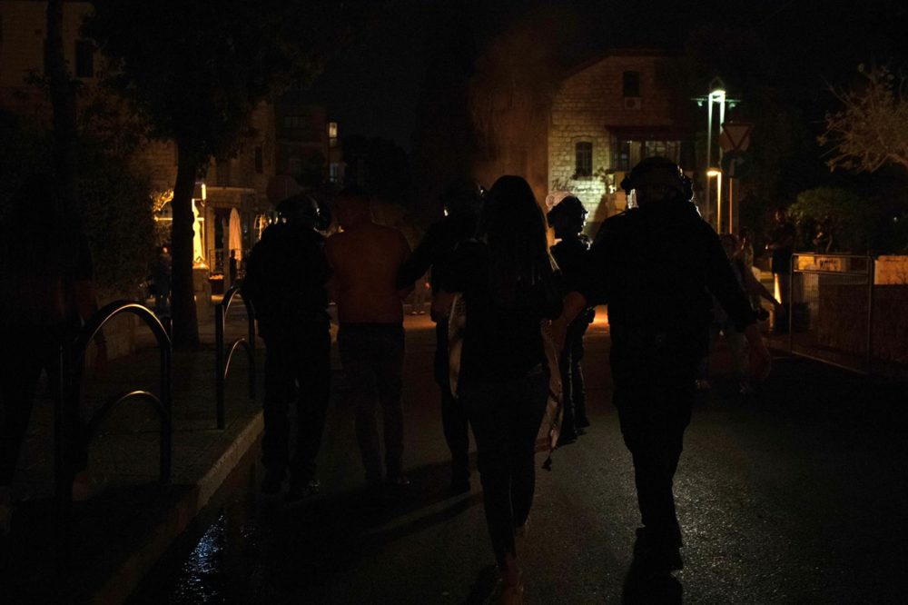 שוטרים בפעולה במהלך התפרעות פרו-פלסטינית בשדרות בן גוריון 11/5/21 (צילום: שי רגב)