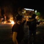 שוטרים בפעולה במהלך התפרעות פרו-פלסטינית בשדרות בן גוריון 11/5/21 (צילום: שי רגב)
