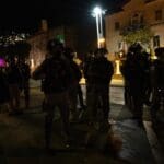 שוטרים בפעולה במהלך התפרעות פרו-פלסטינית בשדרות בן גוריון 11/5/21 (צילום: שי רגב)