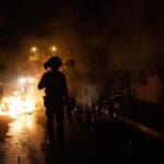 שוטרים בפעולה במהלך התפרעות פרו-פלסטינית בשדרות בן גוריון 11/5/21 (צילום: שי רגב)