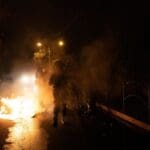 שוטרים בפעולה במהלך התפרעות פרו-פלסטינית בשדרות בן גוריון 11/5/21 (צילום: שי רגב)