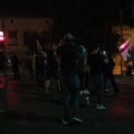 מפגיני ימין מול התפרעות פרו-פלסטינית בשדרות בן גוריון 11/5/21 (צילום: שי רגב)
