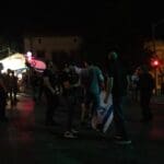מפגיני ימין מול התפרעות פרו-פלסטינית בשדרות בן גוריון 11/5/21 (צילום: שי רגב)