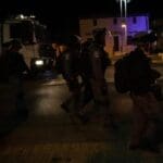 שוטרים בפעולה במהלך התפרעות פרו-פלסטינית בשדרות בן גוריון 11/5/21 (צילום: שי רגב)