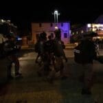 שוטרים בפעולה במהלך התפרעות פרו-פלסטינית בשדרות בן גוריון 11/5/21 (צילום: שי רגב)