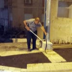 שמואל בראונשטיין לוכד נחש צפע ברחוב הרופא בחיפה (צילום: קרן אברהם)