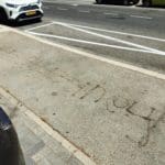 צלב קרס על המדרכה בכרמליה (צילום: חי פה)