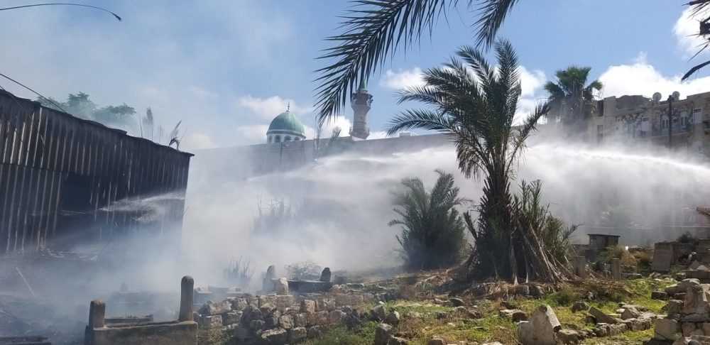 שריפת קוצים בבית הכנסת המוסלמי (צילום: חי פה בשטח)