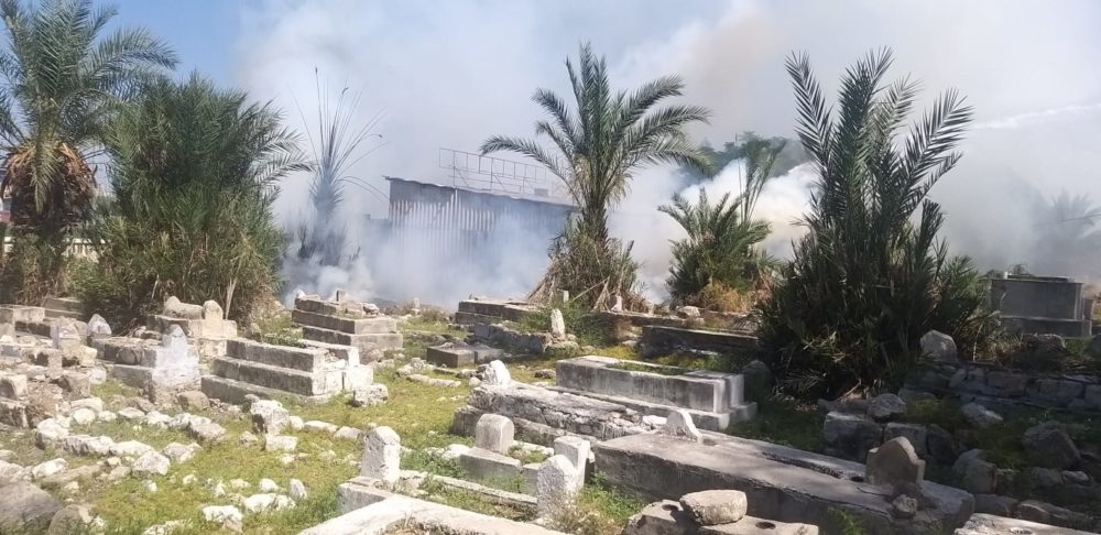 שריפת קוצים בבית הקברות המוסלמי בחיפה (צילום: חי פה בשטח)