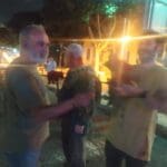 חלוקת פרחי שלום במושבה הגרמנית (צילום: תג מאיר)