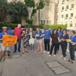 חברי הנוער העובד מכרמל צרפתי עם חברי מועצת העיר ואבישי כפיר, בוגר התנועה ומנהל הסינמטק בעבר (צילום: דביר בר-גל)