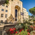 הדגל ברחבת העירייה שהורד הבוקר לחצי התורן (צילום: דוברות עיריית חיפה)