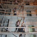 חילוץ דרך פיגומים: הקבלן פירק את חדר המדרגות והמשפחה נותרה כלואה וחולצה על ידי הכבאים (צילום: כבאות והצלה)