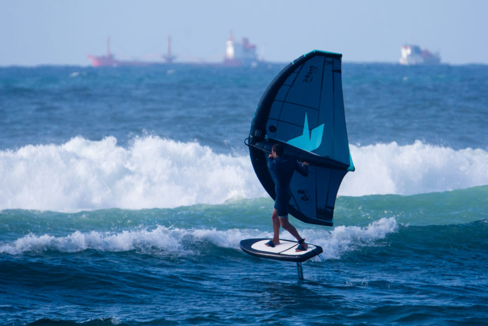 גד אבידור - ווינג סרף - Wing Surf • ענף גלישה חדש ומסקרן בחופי חיפה (צילום: גונן גוז)