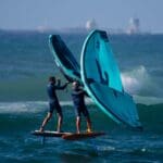 אמיר אבינועם וגד אבידור – ווינג סרף – Wing Surf • ענף גלישה חדש ומסקרן בחופי חיפה (צילום: גונן גוז)