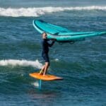 אמיר אבינועם תופס גל יפה – ווינג סרף – Wing Surf • ענף גלישה חדש ומסקרן בחופי חיפה (צילום: גונן גוז)