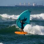 אמיר אבינועם מול הגלים – ווינג סרף – Wing Surf • ענף גלישה חדש ומסקרן בחופי חיפה (צילום: גונן גוז)