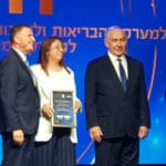 ד"ר חוסיין מקבלת את אות הוקרה מראש הממשלה ומשר הבריאות (צילום: אלכס קרמסקי, רמב"ם)