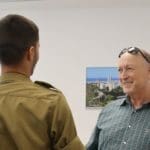 מ"מ וסגן ראש העיר טירת כרמל מוריס אסייג, מברך את לוחם גבעתי (צילום: ע. קריית כרמל)