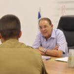 לוחם גבעתי מטירת כרמל שניטרל מחבלת, בלשכת ראש העיר אריה טל (צילום: ע. טירת כרמל)