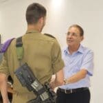 ראש העיר אריה טל מברך את לוחם גבעתי מטירת כרמל שמנע אסון (צילום: ע. טירת כרמל)