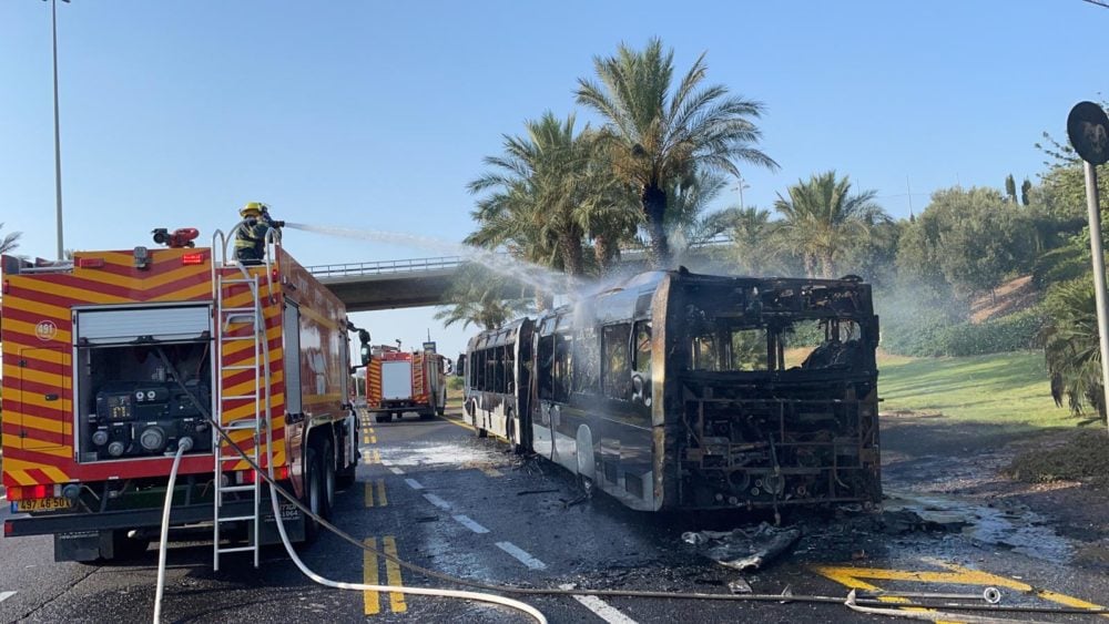 כיבוי מטרונית שעלתה באש בחיפה (צילום: כבאות והצלה)