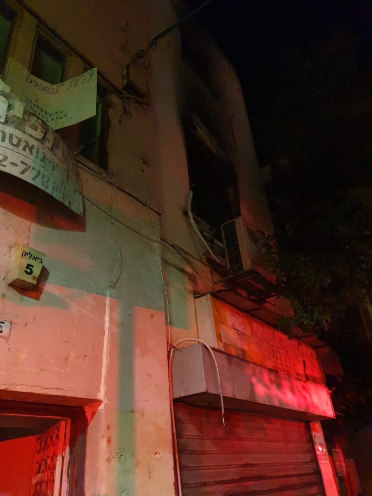 שריפת דירה ברחוב ביאליק חיפה (צילום: כבאות והצלה)