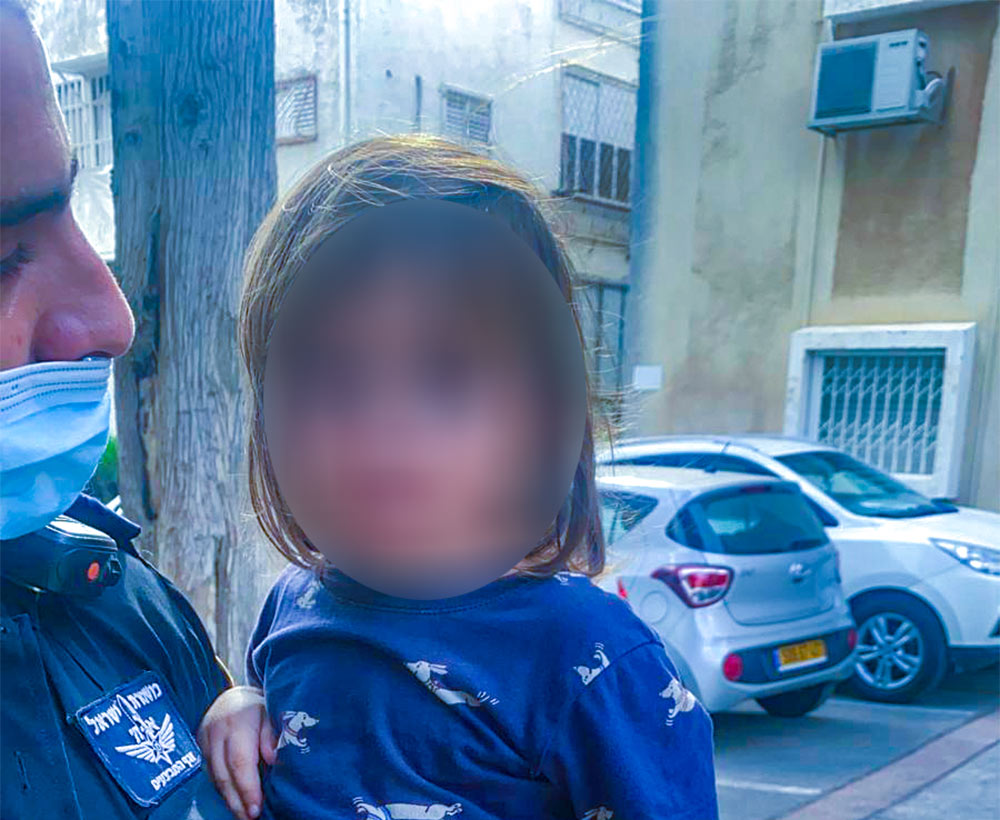 פעוט בן שנה וחצי יצא לסיור בנווה שאנן (צילום: משטרת ישראל)