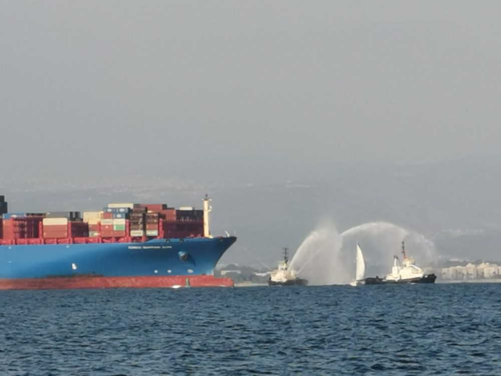 אונייה ראשונה עוגנת בנמל המפרץ בחיפה (צילום: מיקי ויינשטיין)