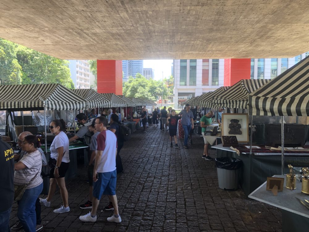 חי פה - חדשות חיפה: אטרקציית רחוב בסאו פאולו - דוכני רוכלים (צילום: ירון כרמי)