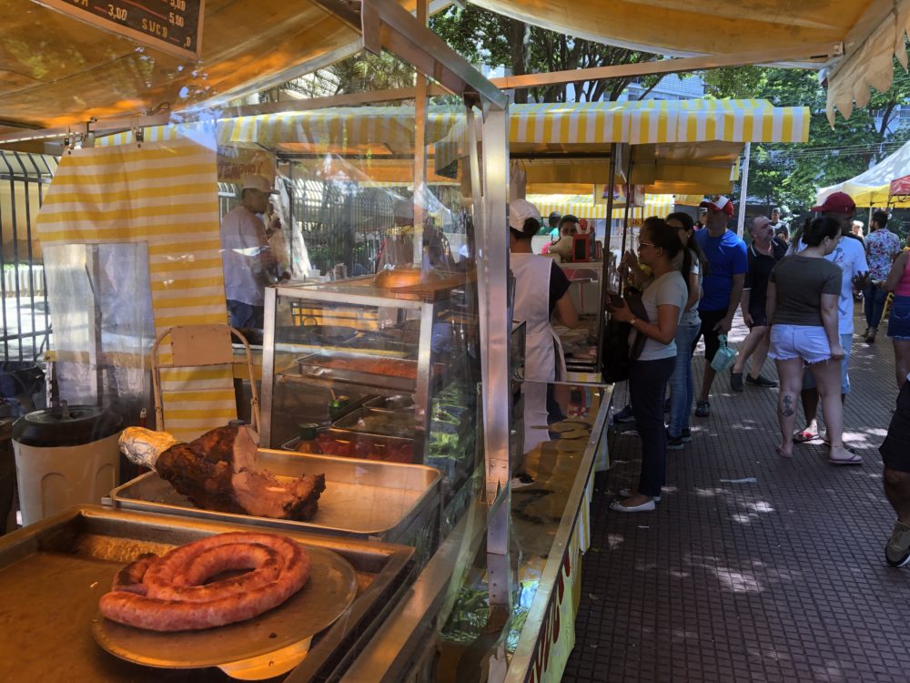 חי פה - חדשות חיפה: אטרקציית רחוב בסאו פאולו - דוכני מזון (צילום: ירון כרמי)