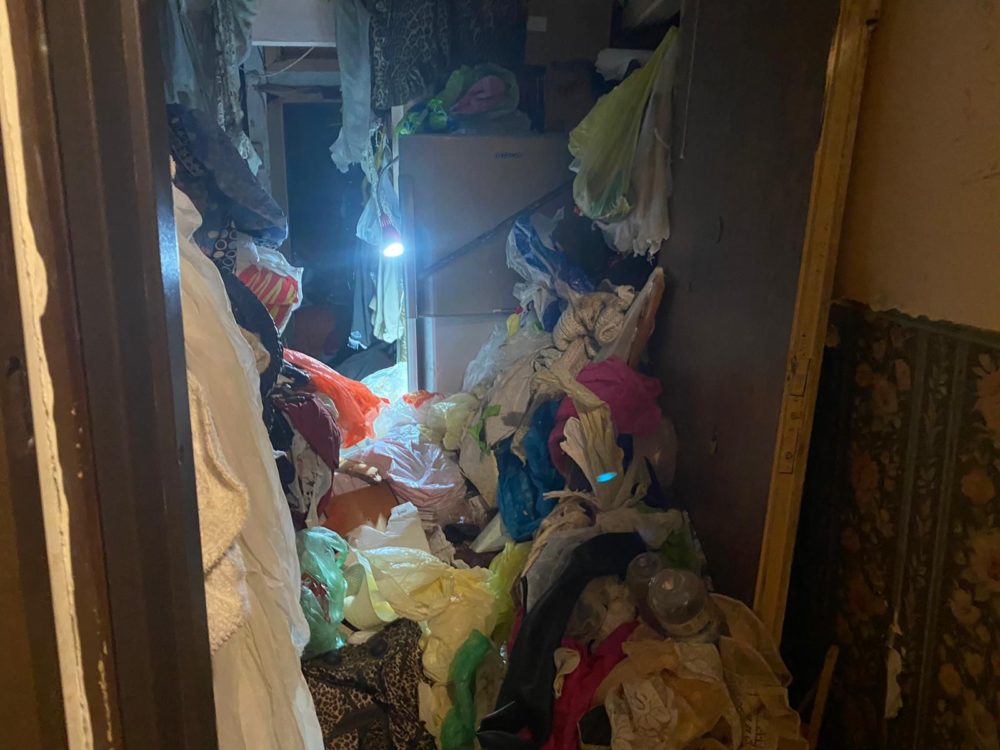 שוב גופה בחיפה | גבר בן 84 נמצא מוטל בביתו בחיפה בתוך ערימות אשפה (צילום: זק"א)