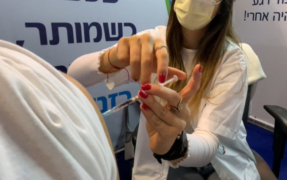אחות מחסנת נגד קורונה • מתחם חיסוני קורונה ענק של כללית נפתח במרכז הקונגרסים בחיפה (צילום: ירון כרמי)