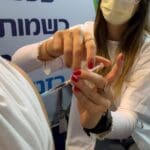 אחות מחסנת נגד קורונה • מתחם חיסוני קורונה ענק של כללית נפתח במרכז הקונגרסים בחיפה (צילום: ירון כרמי)