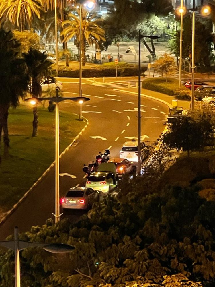 מרוצי המכוניות בחיפה: המשטרה פעלה ברחוב העצמאות נגד נהגים מתפרעים (צילום: חי פה בשטח)