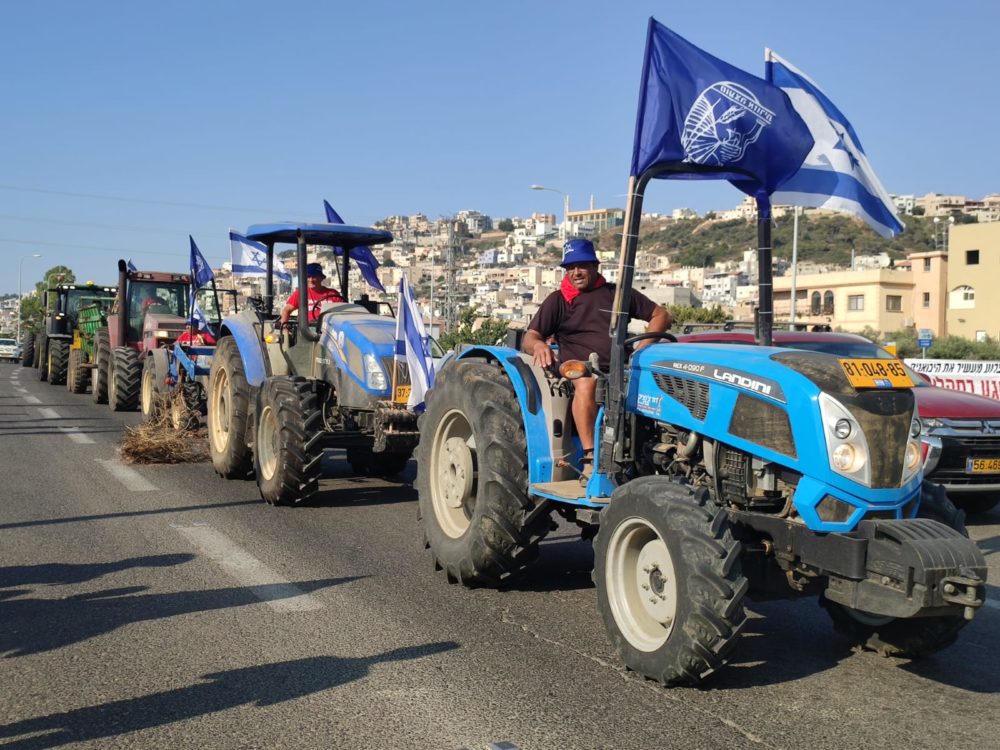 מחאת החקלאים בצומת פרדיס (צילום: דוברות מועצה אזורית חוף הכרמל)