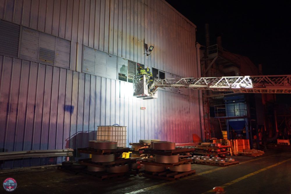 מאירועי השריפה במפעל חישולי כרמל (צילום: שרון ליבל, מתנדב תיעוד מבצעי מתחנת חיפה)