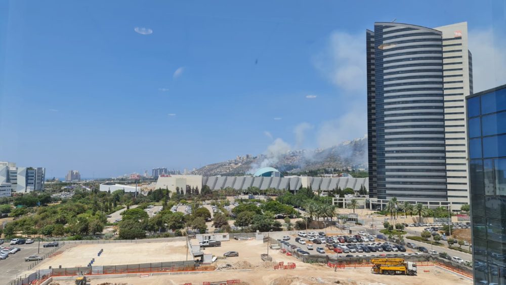 שריפה בחיפה ביציאה ממנהרות חיפה: (צילם: אתי שטיינר)