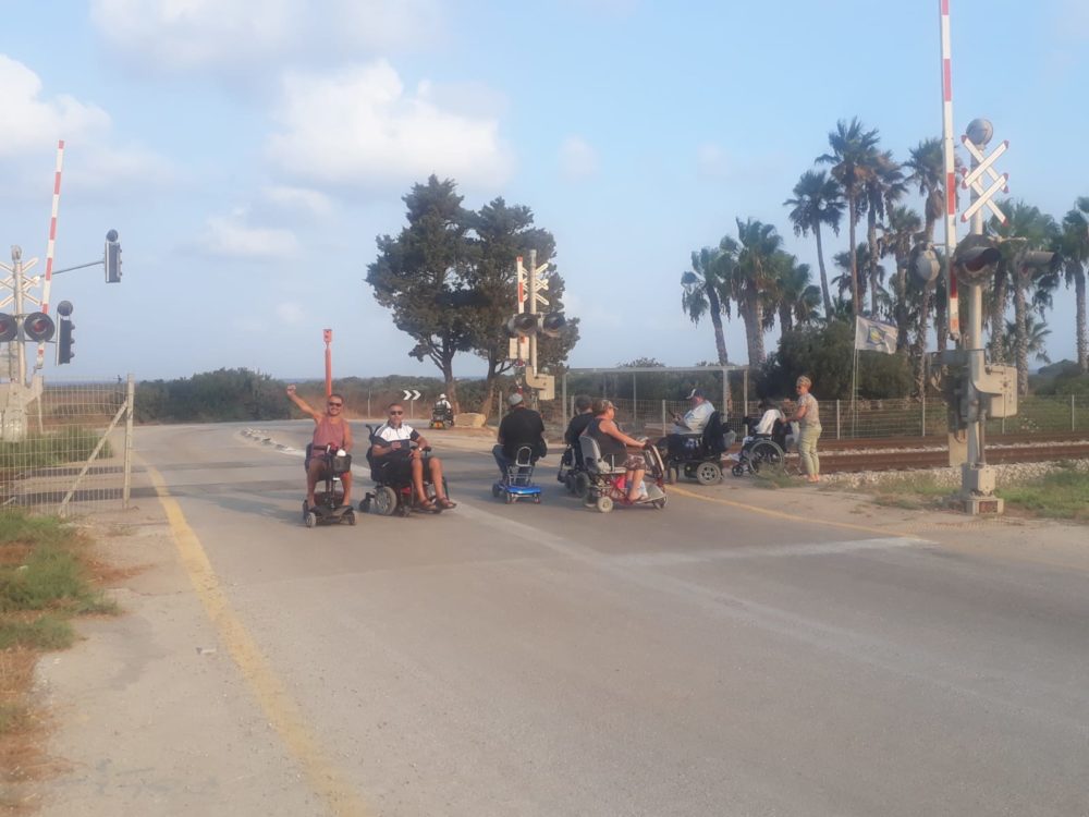 אירגוני הנכים חוסמים את נתיב הרכבת (צילום: ארגוני הנכים)