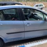 פורץ על אופניים מחפש תיקים במכוניות חונות בחיפה ושובר חלון (צילום: חי פה בשטח)