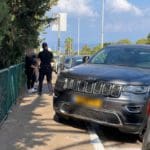 פורץ על אופניים מחפש תיקים במכוניות חונות בחיפה ושובר חלון (צילום: חי פה בשטח)