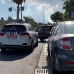 פורץ על אופניים מחפש תיקים במכוניות חונות בחיפה ושובר חלון (צילום: חי פה בשטח)