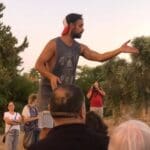 ג'ורג' מסביר על שכונת אל-עתיקה – מאות השתתפו בסיור בשכונת אל-עתיקה בחיפה (צילום: ג'ורג' איסקנדר)
