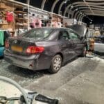 רכב נכנס לתוך חנות במרכז ביג בצומת קריית אתא (צילום: אתר 970 – חיפה החרדית)