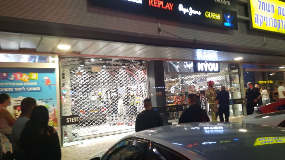 רכב נכנס לתוך חנות במרכז ביג בצומת קריית אתא (צילום: אתר 970 - חיפה החרדית)